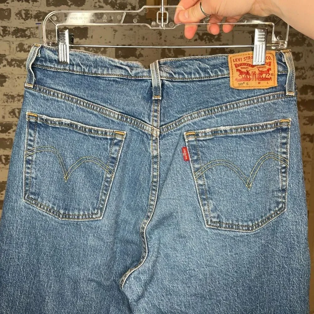 Levi’s | women curvy denim distressed jeans
